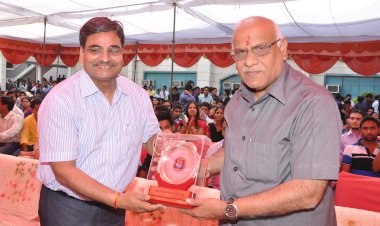 Awarded with  Sh. Prof. (Dr.) D.S. Chauhan, Former Vice-Chancellor, Uttar Pradesh Technical University